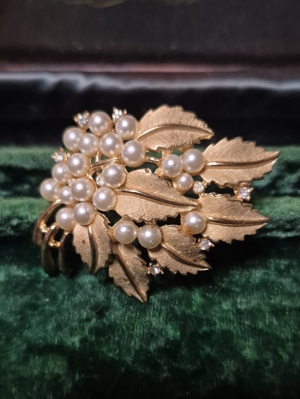 Vintage 60s Crown Trifari Gold-Tone Pearl Cluster Leaf Brooch